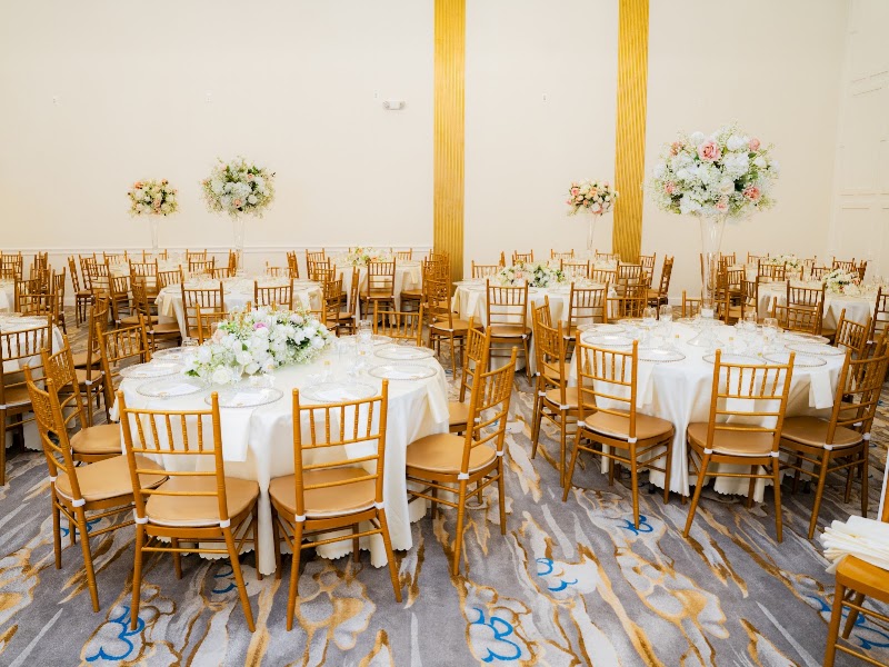 Reception tables with gold columns