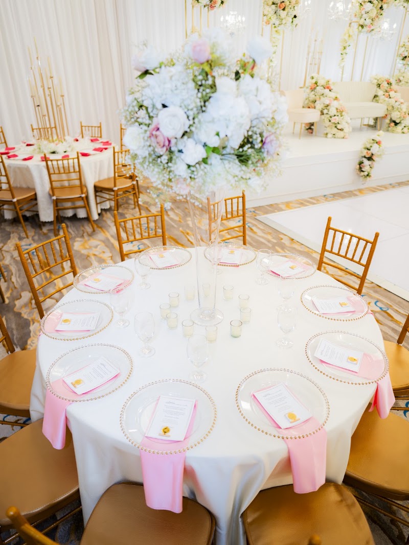White floral centerpiece with blush napkins