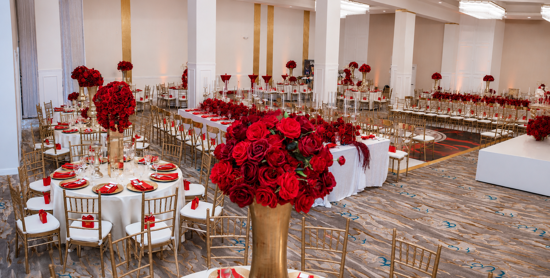 Red floral head table, full hall view