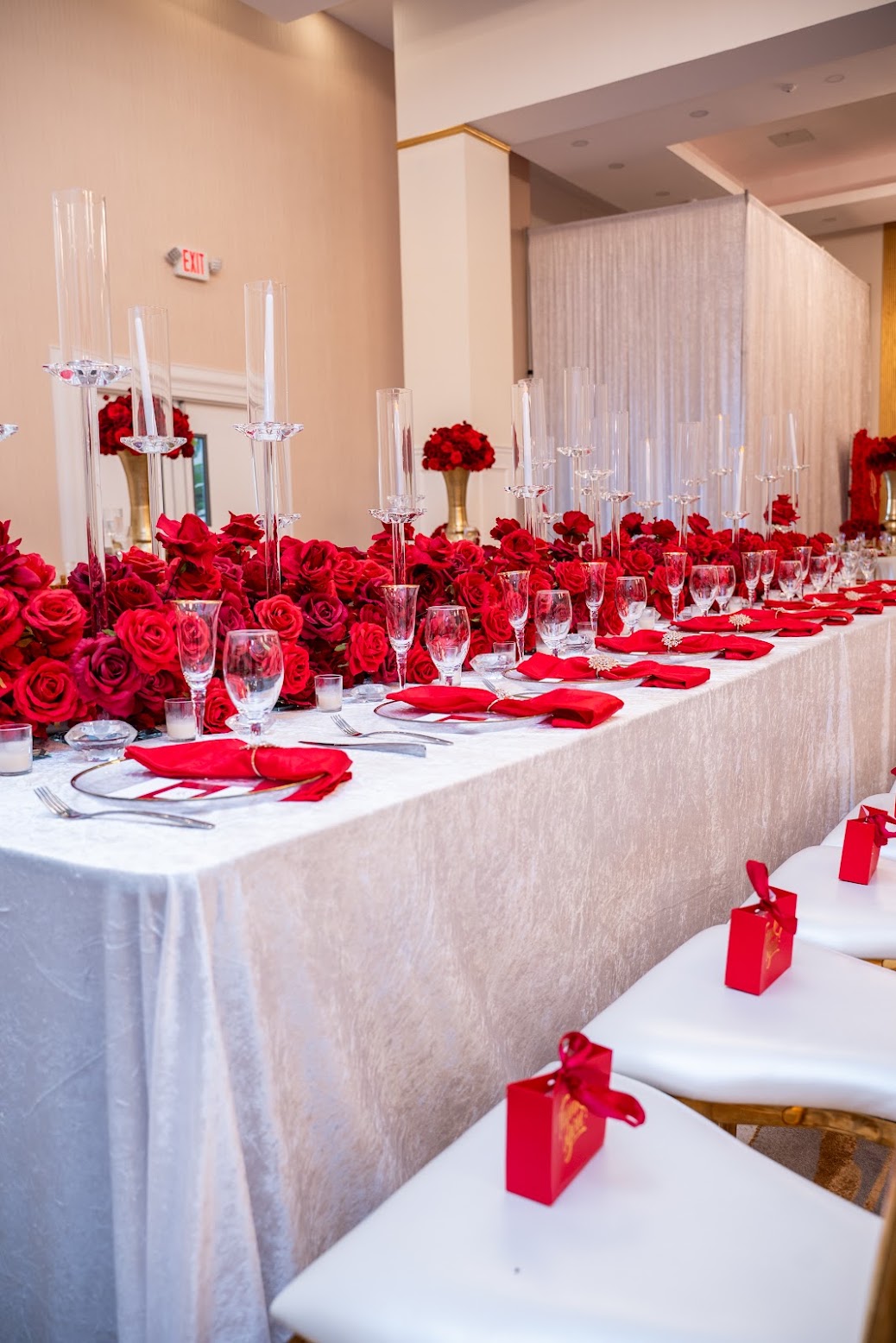 Red rose head table styling
